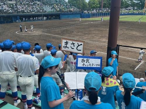 ｢西武チャンステーマ4｣で後押しする花咲徳栄吹奏楽部と応援席(撮影･金子真仁)