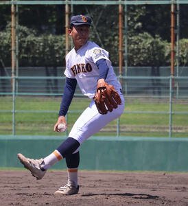 高校野球兵庫大会4回戦加古川西対神港学園　1回途中から登板し好投した神港学園･岩崎(撮影･佐藤奨真)