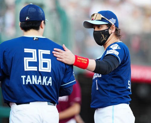 楽天対日本ハム　8回裏を抑えベンチへ戻る田中(左)に声をかける日本ハム新庄監督(撮影･鈴木みどり)