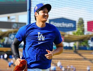 ドジャース対ブルワーズ　試合前練習を終え笑顔を見せながら引き揚げるドジャース大谷(撮影･垰建太)