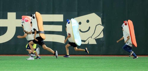 巨人対阪神　すしレースで激走する子どもたち(撮影･浅見桂子)