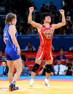 2012年ロンドン五輪のレスリング女子48キロ級で金メダルを獲得した小原日登美(右)