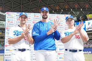 中日対DeNA　ヒーローインタビューを終えポーズを決める左からボスラー、マラー、細川(撮影･森本幸一)
