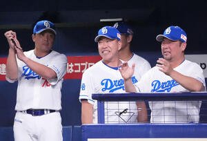 中日対DeNA 5回裏中日1死満塁、井上監督(左から2人目)はボスラーの2点適時打に明るい表情を見せる(撮影･森本幸一)