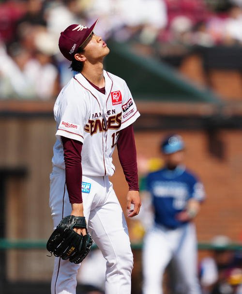 楽天対日本ハム　3回表日本ハム無死、レイエスに右越えソロ本塁打を浴び、肩を落とす古謝(撮影･鈴木みどり)
