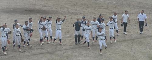 福島対福岡第一　試合に勝利し、笑顔を見せる福島ナイン(撮影･佐藤究)