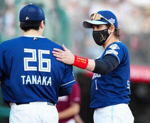 楽天対日本ハム　8回裏を抑えベンチへ戻る田中(左)に声をかける日本ハム新庄監督(撮影･鈴木みどり)