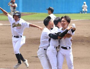 昭和対府中東　サヨナラ打に喜ぶ府中東の原(右)(撮影･泉光太郎)
