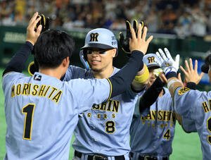 巨人対阪神　11回表阪神1死一塁、佐藤輝は2点本塁打を放ち森下らナインとハイタッチ(撮影･浅見桂子)