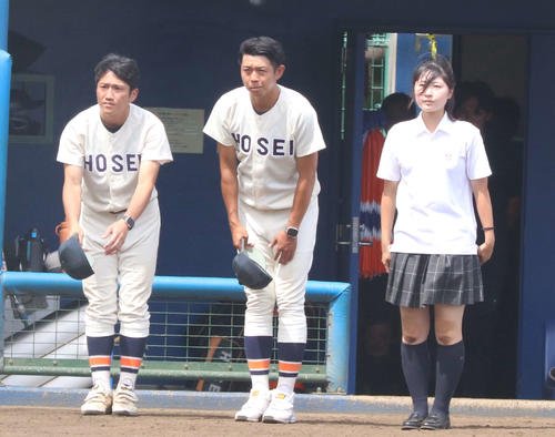 法政対世田谷学園　4回戦敗退に終わった法政･佐相監督(中央)(撮影･泉光太郎)