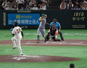 巨人対阪神　11回表阪神1死一塁、2ラン本塁打を放つ佐藤輝(撮影･井上学)