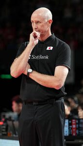 バスケットボール男子　国際強化試合　日本対デンマーク　戦況を見つめるホーバスHC(撮影･小島史椰)