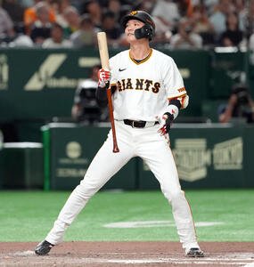 巨人対阪神　10回裏巨人1死二塁、空振り三振に倒れる代打坂本(撮影･たえ見朱実)