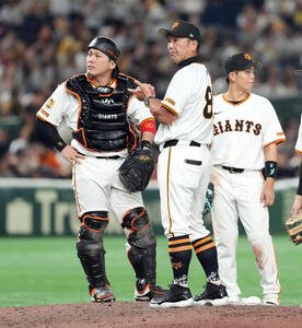 巨人対阪神　11回途中で投手交代のためマウンドに向かった巨人阿部監督(撮影･たえ見朱実)