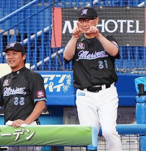 ロッテ対オリックス　1回表オリックス2死一塁、中川の遊撃内野安打の一塁セーフ判定にリプレー検証を要求するロッテ吉井監督(撮影･清水貴仁)