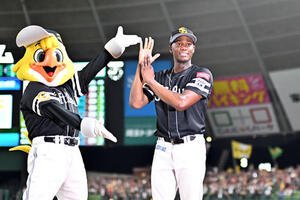 西武対ソフトバンク　完封勝利で8勝目を挙げたソフトバンクのモイネロは｢8｣のポーズを決める(撮影･滝沢徹郎)