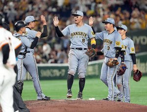 巨人対阪神　巨人に勝利し笑顔を見せる阪神佐藤輝(中央)らナイン(撮影･たえ見朱実)
