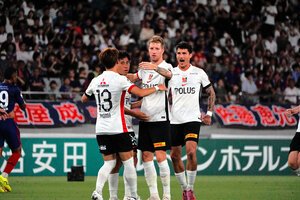 安居(左から2番目)のゴールで喜ぶ浦和の選手たち