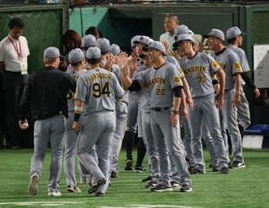 巨人対阪神　勝利に笑顔の藤川監督(中央)(撮影･井上学)
