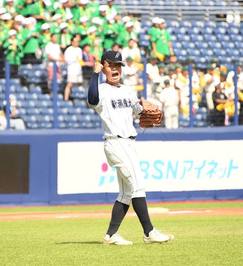 新発田農戦で完封勝利を飾りガッツポーズを決める新潟産大付･小平