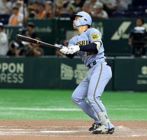 巨人対阪神　11回表阪神2死一塁、坂本は2点本塁打を放つ(撮影･浅見桂子)