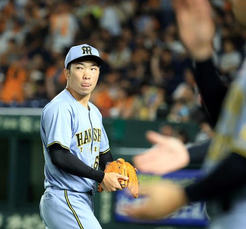 巨人対阪神　8回裏巨人を抑えた石井は厳しい表情で引き揚げる(撮影･浅見桂子)