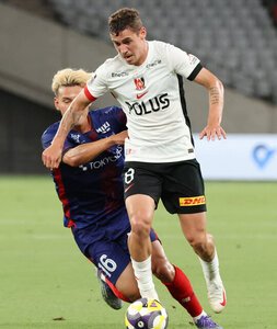 前半、ドリブルする浦和のマテウスサビオ(右)。左はFC東京の佐藤