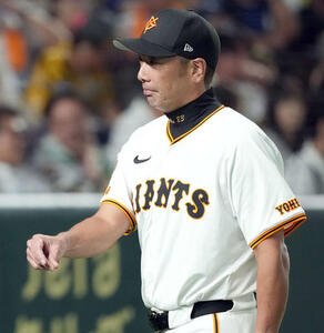 巨人対阪神　8回表、投手交代を告げベンチに引き揚げる巨人阿部監督(撮影･たえ見朱実)