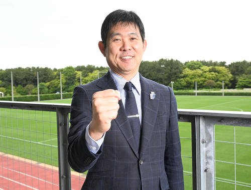 ガッツポーズで笑顔を見せるサッカー日本代表の森保監督(2025年5月23日撮影)