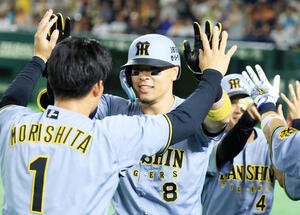 巨人対阪神　11回表阪神1死一塁、佐藤輝(中央)は2点本塁打を放ち森下らナインとハイタッチ(撮影･浅見桂子)