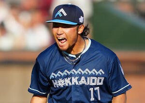 楽天対日本ハム　7回裏楽天2死一、二塁、雄たけびを上げながら小郷を見逃し三振に仕留める伊藤大(撮影･鈴木みどり)