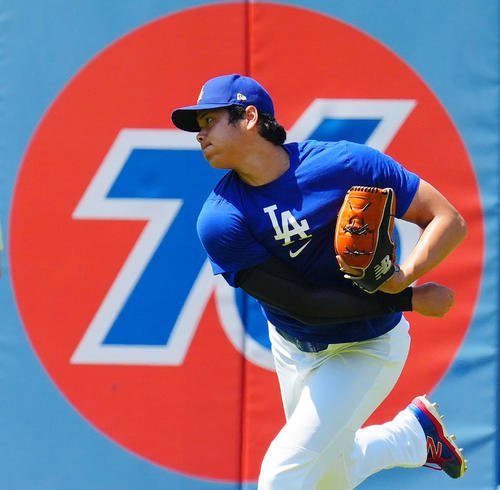 ドジャース対ブルワーズ　投球練習するドジャース大谷(撮影･垰建太)