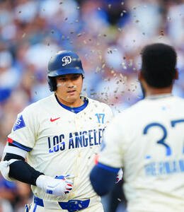 ドジャース対ブルワーズ　3回裏ドジャース無死一塁、2点本塁打を放ち祝福のヒマワリの種を浴びる大谷(撮影･垰建太)
