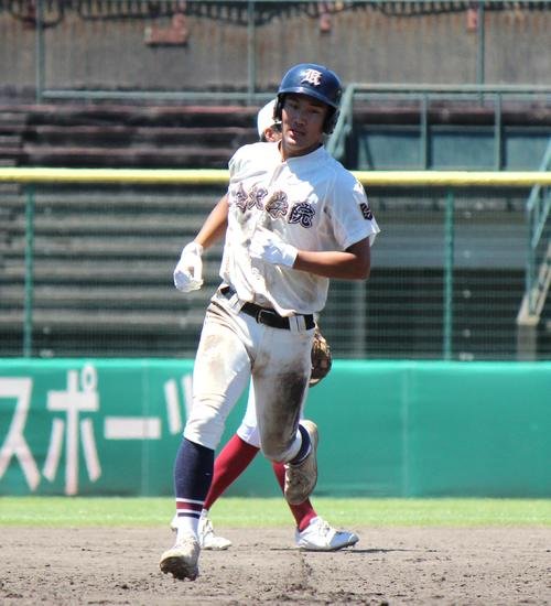 金沢学院大付対金沢商　9回表、1点差に迫る2ランを放った金沢学院大付･塚本(撮影･柏原誠)
