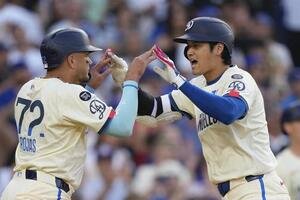 ブルワーズ戦で33号2ランを放ったドジャース大谷翔平(右)はチーム同僚のロハスと喜びを分かち合う(AP)