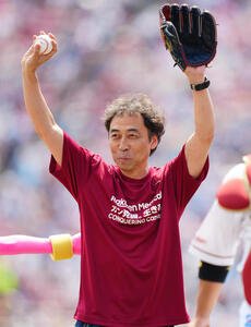 楽天対日本ハム　始球式を終え、手を振るペナルティのワッキー(撮影･鈴木みどり)