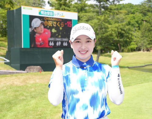 優勝し、笑顔を見せる小祝(撮影･足立雅史)