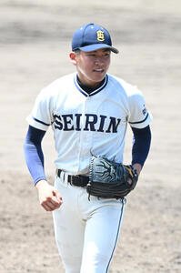 耐久対星林　1失点で完投勝利を飾った星林･則藤(撮影･和賀正仁)