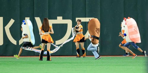 巨人対阪神　すしレースで激走する子どもたち(撮影･浅見桂子)
