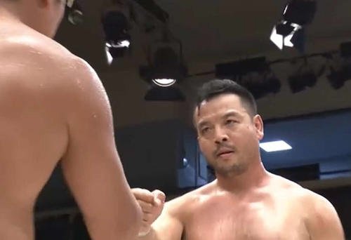 試合後、タッグを解消した拳王と拳を合わせるKENTA(右)(レッスルユニバース配信から)