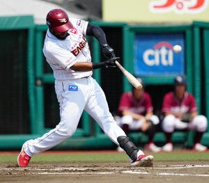 楽天対日本ハム　2回裏楽天無死、左中間にソロ本塁打を放つフランコ(撮影･鈴木みどり)