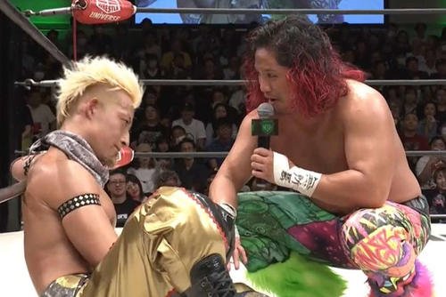 試合後、GHCジュニアヘビー級王座戦で戦うことを了承した王者YO－HEY(左)と新日本プロレス高橋ヒロム(レッスルユニバース配信から)