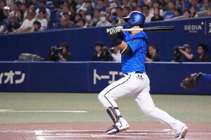 中日対DeNA 10回表DeNA2死満塁、中前2点適時打を放つ蝦名(撮影･森本幸一)