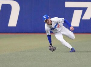中日対DeNA　9回表DeNA1死二、三塁、京田の打球を捕球できず2点適時三塁打にする尾田(撮影･森本幸一)
