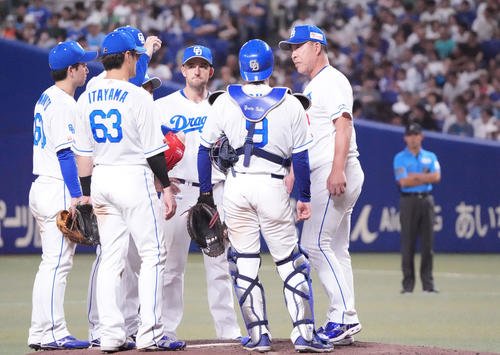 中日対DeNA 9回表DeNA1死満塁、井上監督(右)はマウンドへ向かいナインに言葉をかける(撮影･森本幸一)