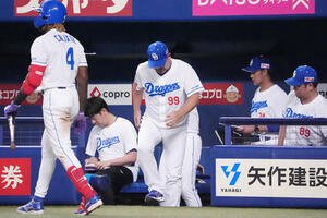 中日対DeNA　試合終了、井上監督(中央)足取り重くベンチを出る(撮影･森本幸一)