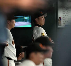 巨人対阪神　ベンチで厳しい表情を見せる巨人阿部助監督(撮影･たえ見朱実)