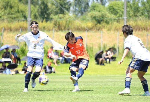 新潟L対新潟医療福祉大、後半新潟L藤原(中央)が左足で先制ゴール