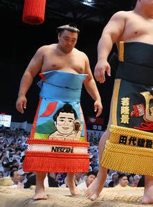 土俵入りする霧島(撮影･加藤哉)