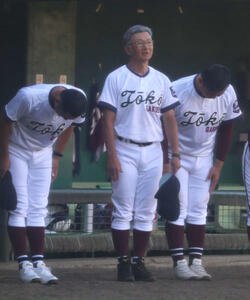 日大藤沢－桐光学園　敗戦し整列した野呂雅之監督(撮影･寺本吏輝)